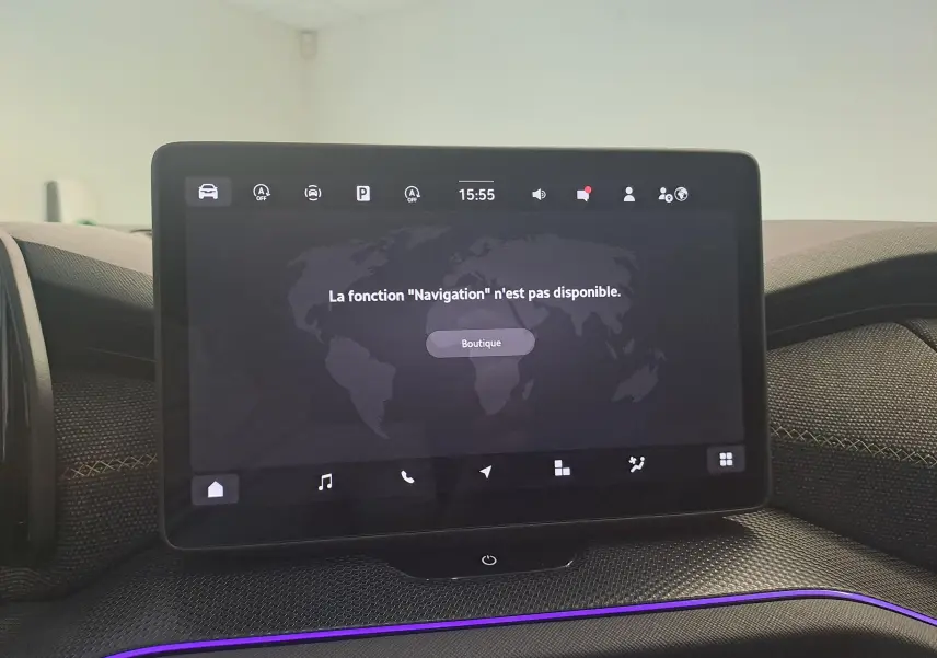 Écran tactile central du Skoda Kodiaq gris graphite 2025 affichant un message d'absence de navigation, avec éclairage d'ambiance violet.