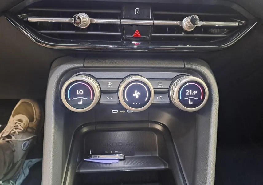 Vue rapprochée du tableau de bord du Skoda Kodiaq 2025, montrant les commandes de climatisation et la console centrale noire.