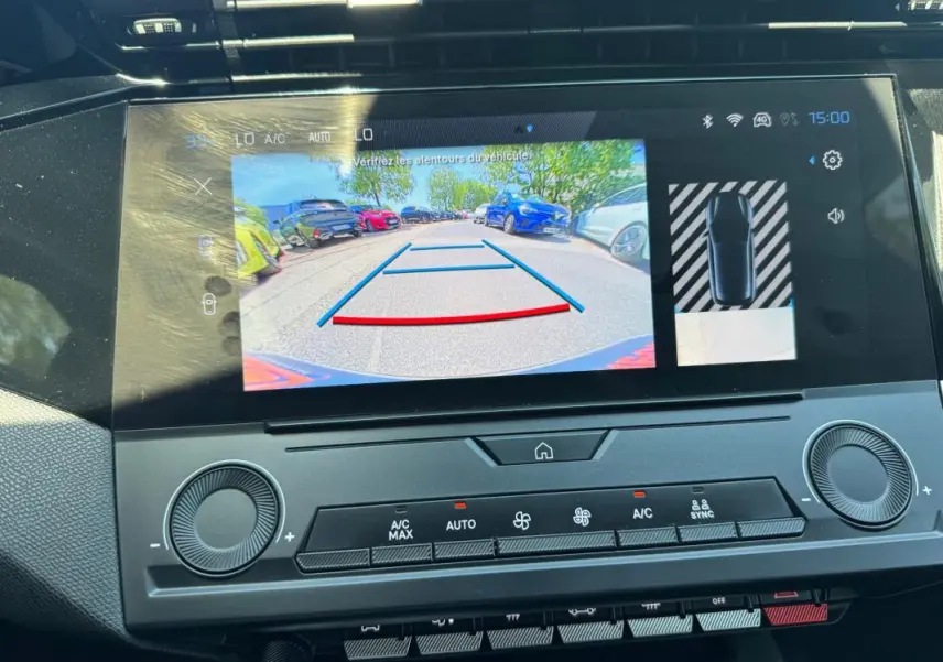 Écran tactile intérieur de la Peugeot 308 gris 2025 montrant la caméra de recul avec guidage dynamique.