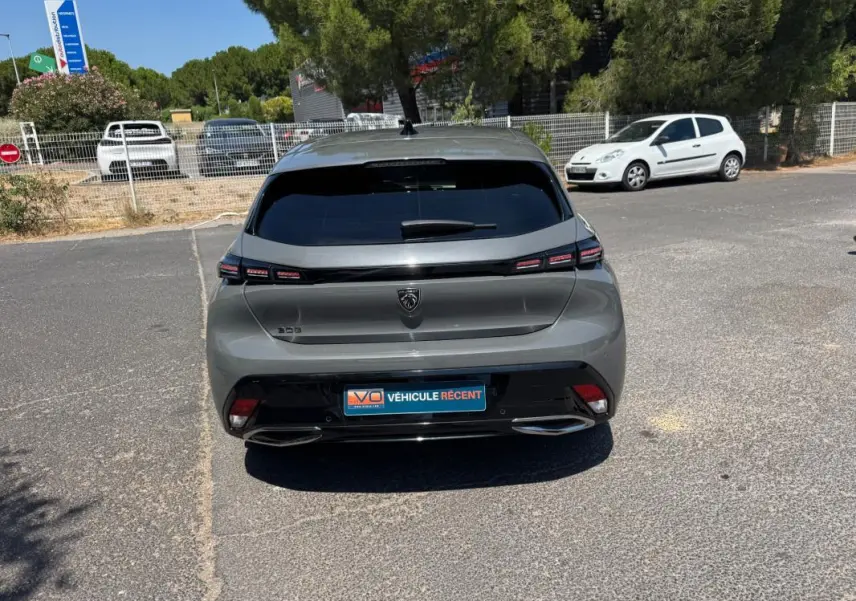 Vue arrière d'une Peugeot 308 gris métallisé 2025 avec feux LED et double sortie d'échappement intégrée.