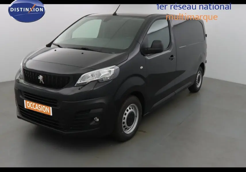 Peugeot Expert Fourgon noir métal vu en 3/4 avant droit dans un studio lumineux, avec calandre noire et jantes argentées.