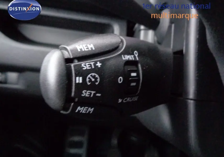 Vue intérieure du tableau de bord du Peugeot Expert Fourgon noir métal 2022, avec écran tactile et levier de vitesses manuel.