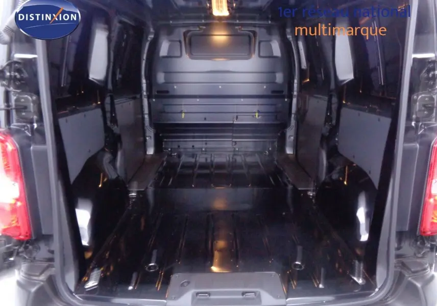 Gros plan sur la commande de régulateur de vitesse du Peugeot Expert Fourgon noir métal, intérieur conducteur.