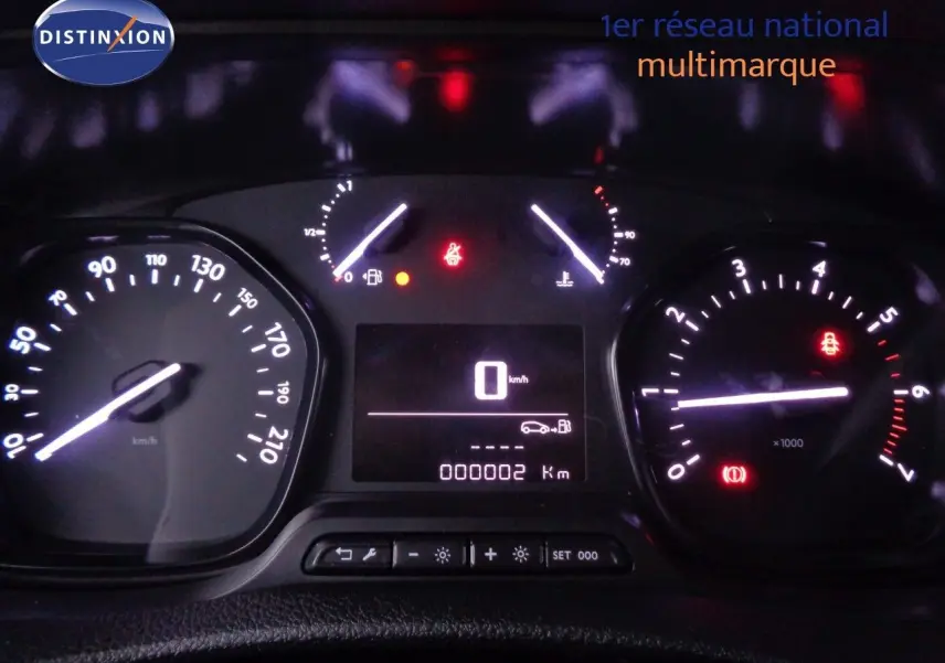 Gros plan sur les commandes de lève-vitres et réglage des rétroviseurs côté conducteur du Peugeot Expert Fourgon noir métal 2022.