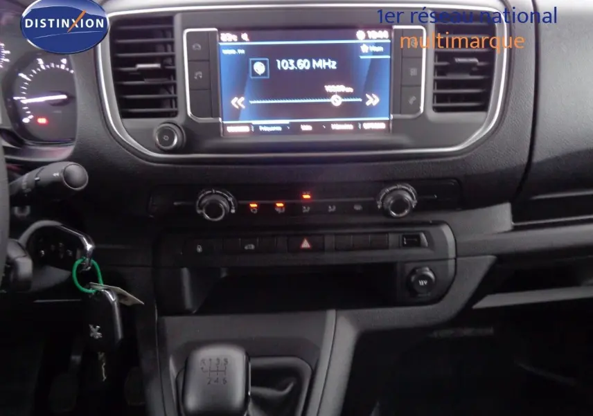 Vue intérieure côté conducteur du Peugeot Expert Fourgon 2022, sièges tissu gris et noir, volant visible.