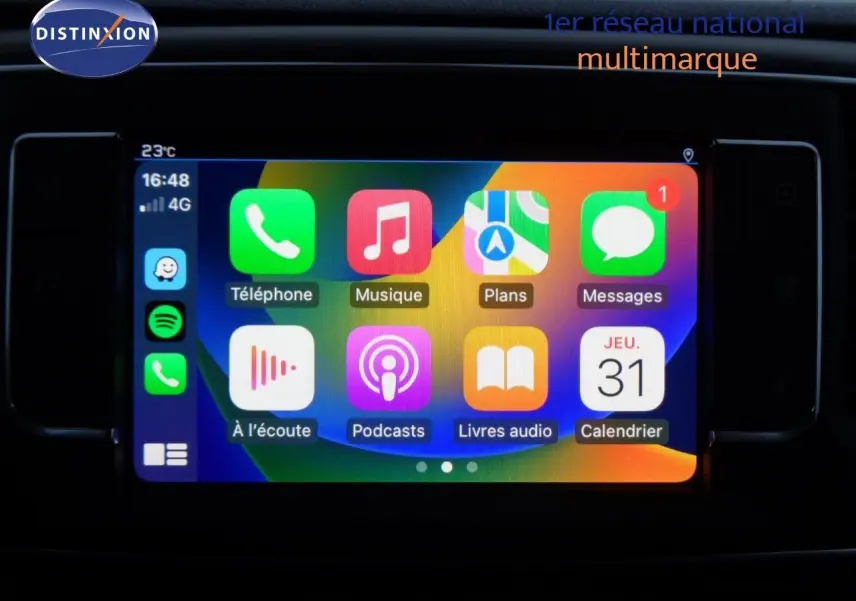 Intérieur du fourgon Peugeot Expert Standard noir métal, vue depuis la porte latérale ouverte montrant l'espace de chargement vide.