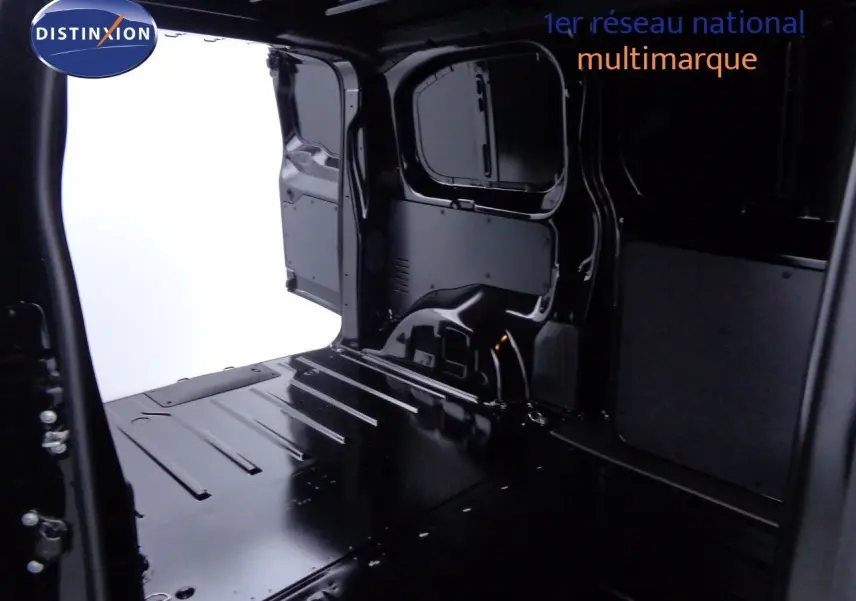 Vue arrière ouverte du Peugeot Expert Fourgon noir métal 2022, montrant l'espace de chargement vide et la cloison intérieure.