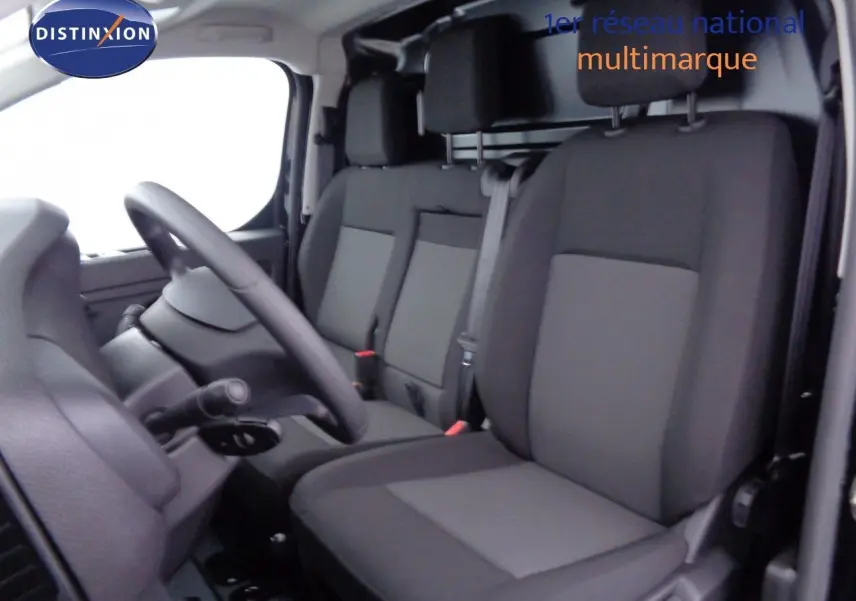 Vue 3/4 arrière droite d'un Peugeot Expert Fourgon noir métal 2022 avec feux arrière rouges et carrosserie lisse.