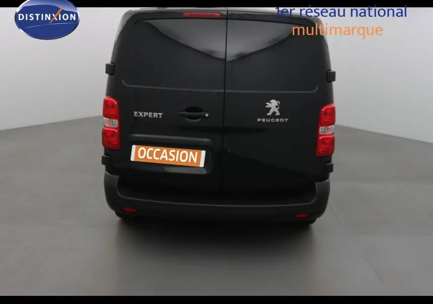 Vue frontale d'un Peugeot Expert Fourgon noir métal 2022 avec calandre noire et phares modernes allumés.