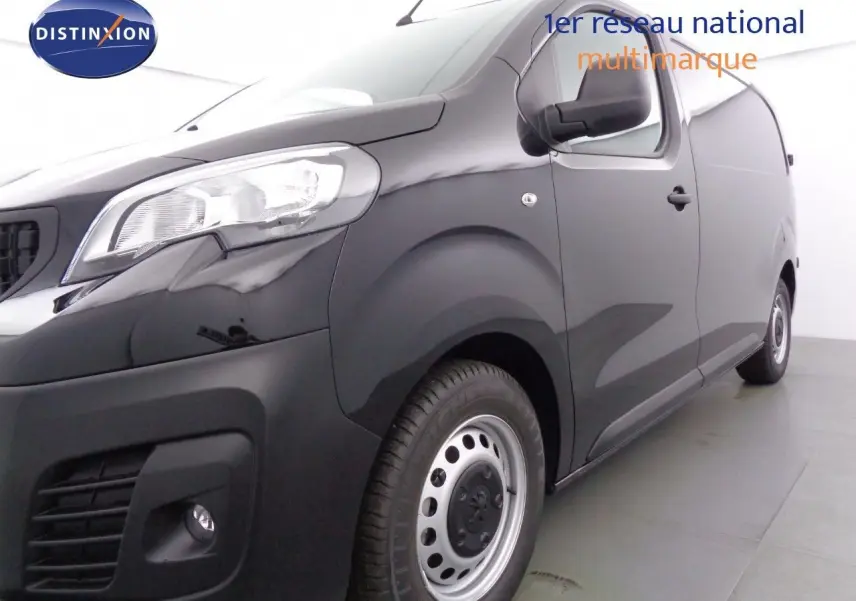 Vue 3/4 avant droit du Peugeot Expert Fourgon noir métal 2022 avec jantes argentées et carrosserie lisse.