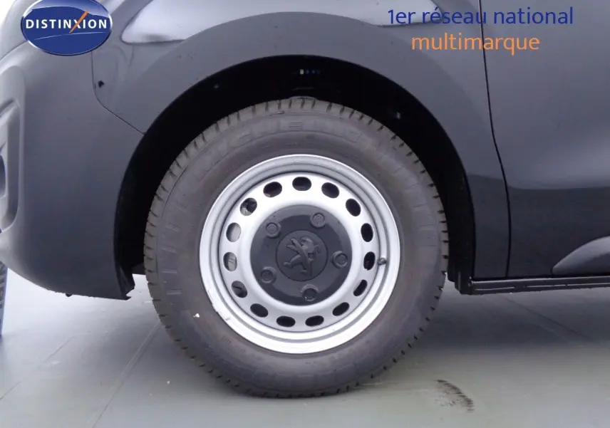 Vue intérieure côté conducteur du Peugeot Expert Fourgon 2022, tableau de bord et sièges noirs en tissu gris.