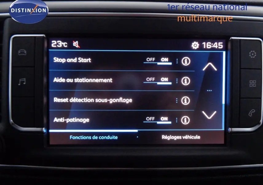 Vue intérieure du tableau de bord et volant Peugeot Expert Fourgon 2022, avec levier de vitesses manuel et écran tactile.