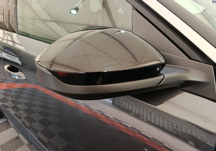Rétroviseur côté gauche gris foncé du Peugeot 3008 1.2 HYBRID 145 E-DCS6 GT avec carrosserie brillante.