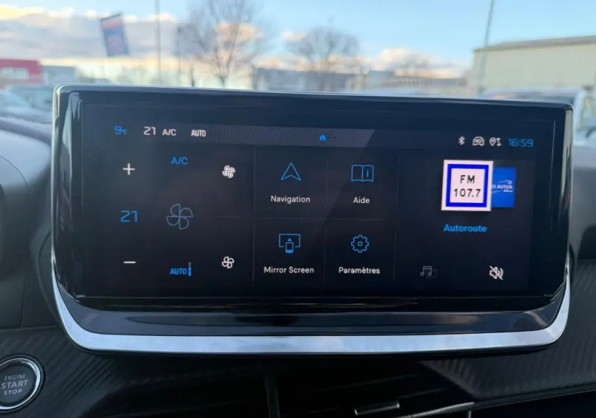 Écran tactile central de la Peugeot 208 Hybrid 110 Allure 2024 montrant les options de navigation et climatisation.