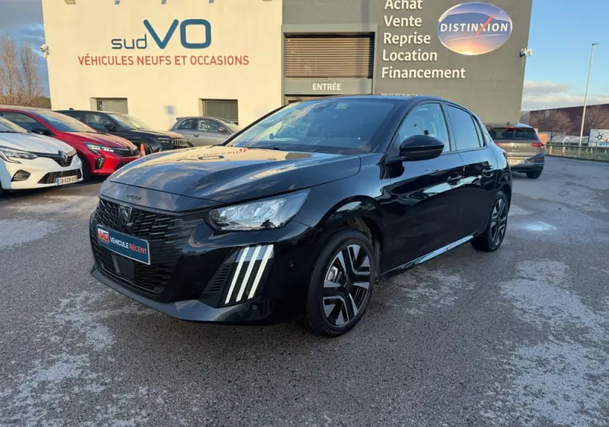 Peugeot 208 Hybrid noir en 3/4 avant droit, avec feux diurnes à griffes et jantes alliage 16 pouces visibles.