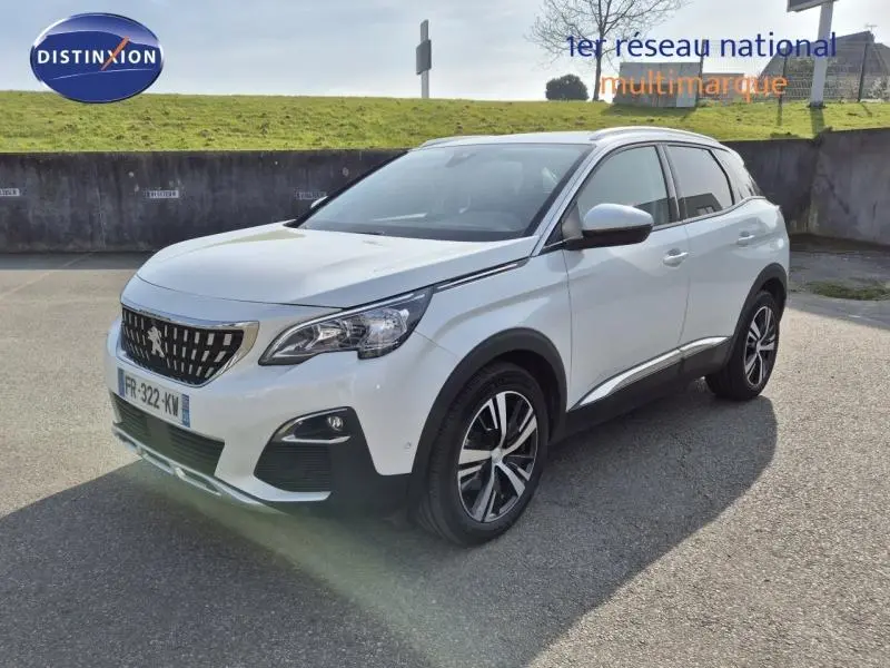 Peugeot 3008 blanc nacré vue 3/4 avant droit, jantes alliage et calandre distinctive au soleil.