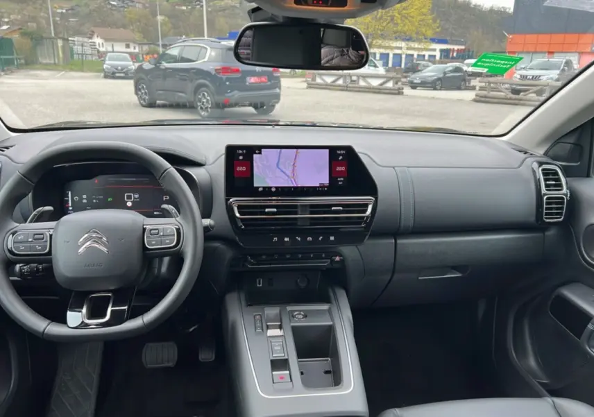 Vue intérieure du tableau de bord et volant cuir noir du Citroën C5 Aircross Hybrid 145 E-DSC6 Max 2025.