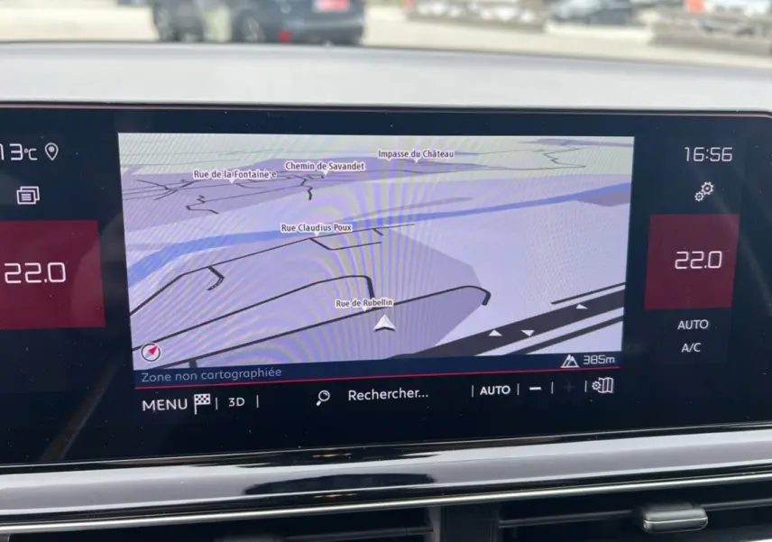 Écran central du tableau de bord du Citroën C5 Aircross Hybrid noir, affichant la navigation GPS en mode 3D.