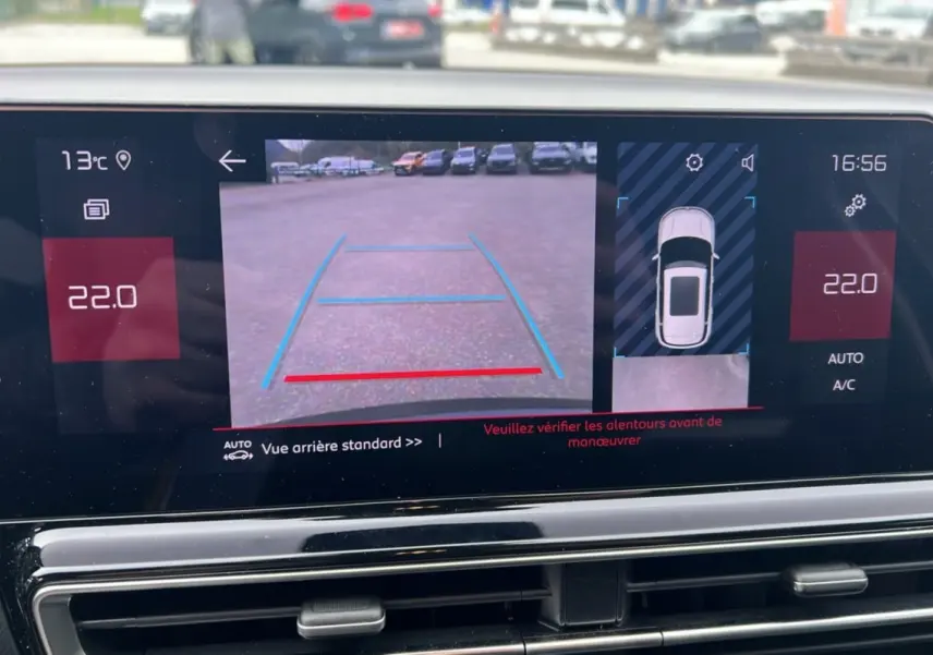 Écran tactile intérieur du Citroën C5 Aircross Hybrid noir montrant la caméra de recul et la température à 22°C.