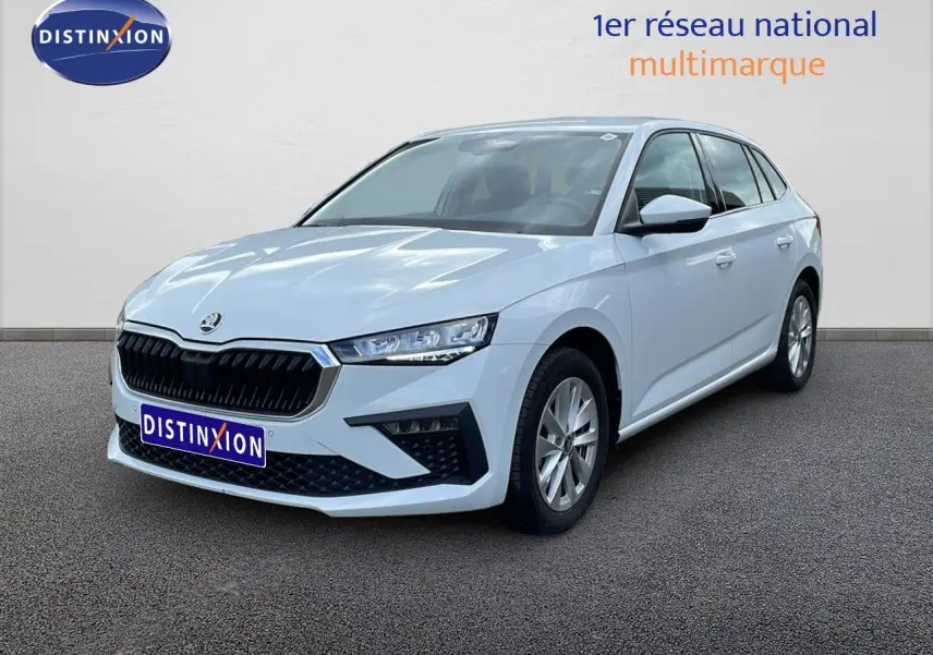 Vue 3/4 avant droite d'une Skoda Scala blanc glacier avec calandre noire et jantes alliage 16 pouces.