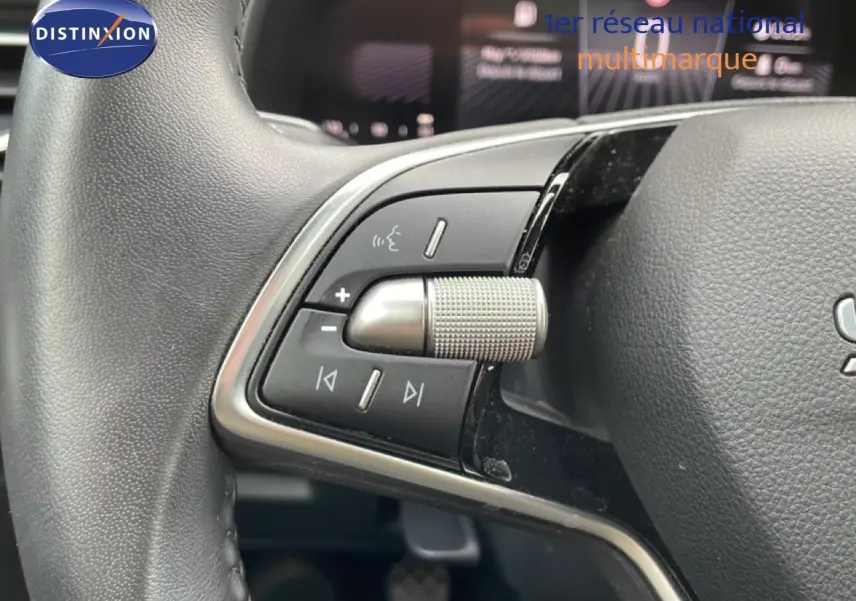 Gros plan sur les commandes audio au volant de la Skoda Scala 2025, finition Selection, intérieur gris noir.