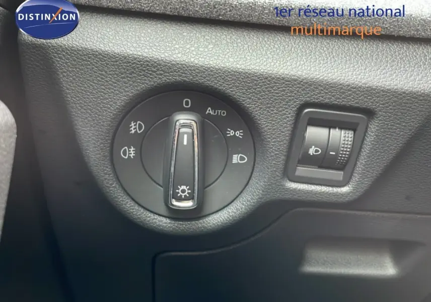 Gros plan sur le sélecteur d'éclairage noir du tableau de bord d'une Skoda Scala blanc glacier, version 2025.