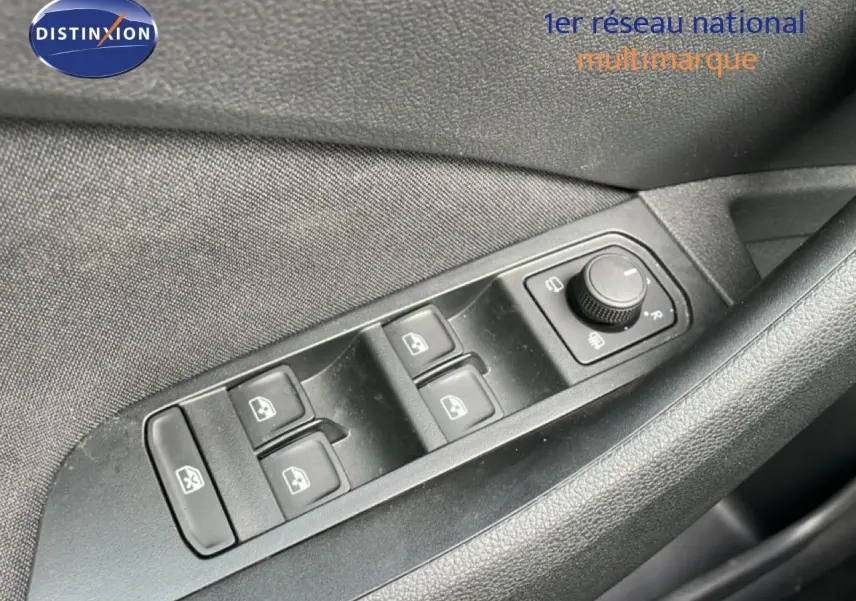 Gros plan sur les commandes des vitres électriques et réglage des rétroviseurs côté conducteur d'une Skoda Scala 2025.
