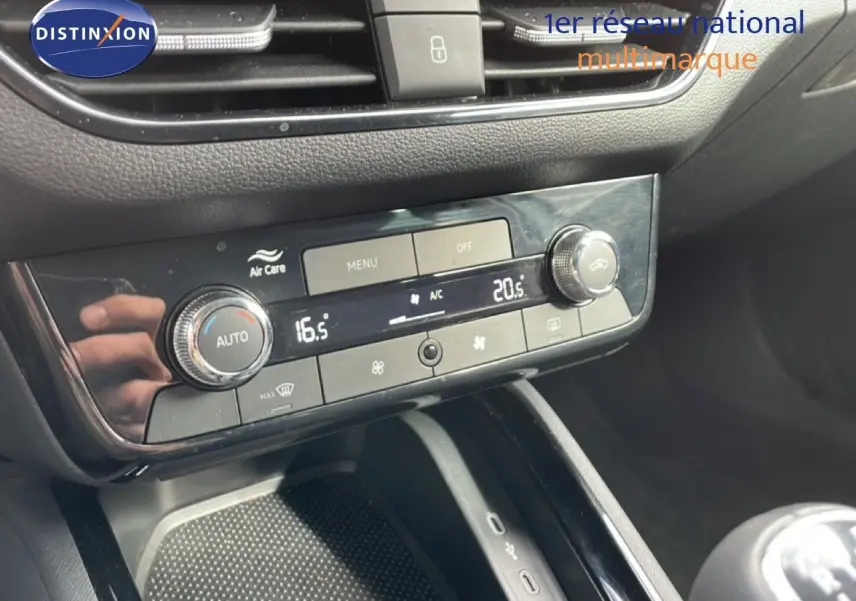 Vue rapprochée de la console centrale de la Skoda Scala blanc glacier, avec commandes de climatisation digitale et boîte manuelle.