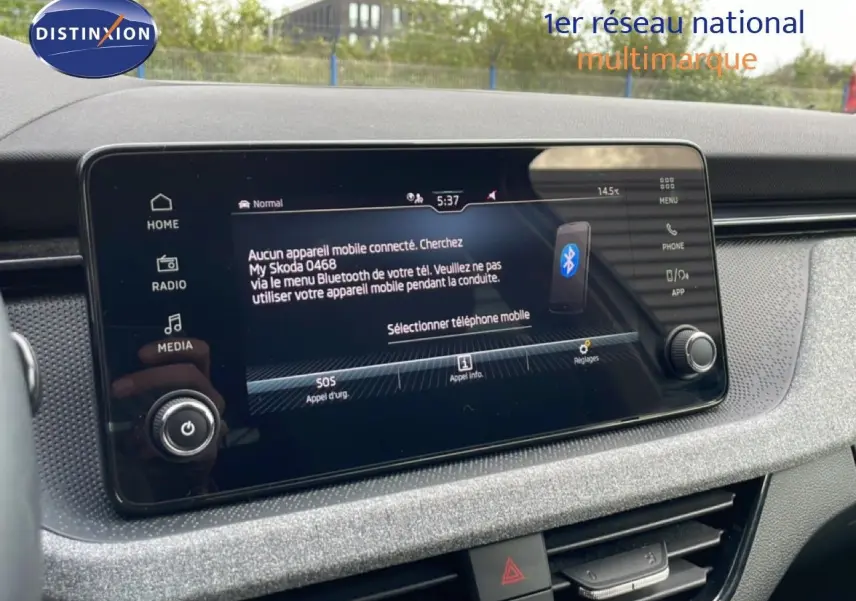 Écran tactile central du tableau de bord de la Skoda Scala blanc glacier, affichant le menu Bluetooth.