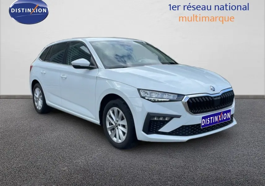 SKODA SCALA blanc glacier vue 3/4 avant droit, avec calandre noire et jantes alliage argentées.