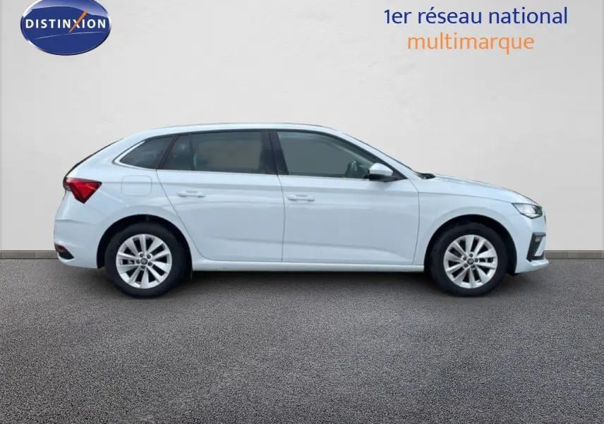Profil droit d'une Skoda Scala blanc glacier 2025 avec jantes alliage et lignes épurées sur fond neutre.