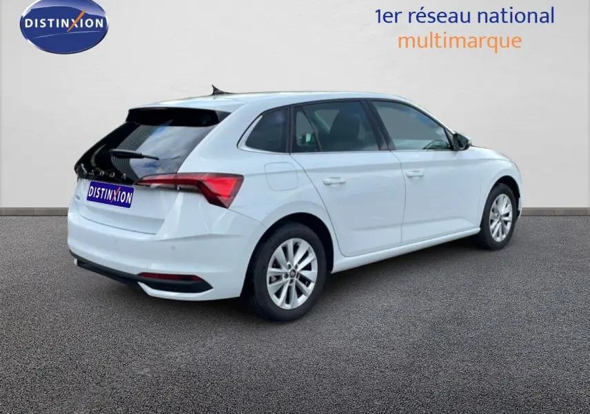 Vue 3/4 arrière droite d'une Skoda Scala blanc glacier avec toit noir et jantes alliage 16 pouces.