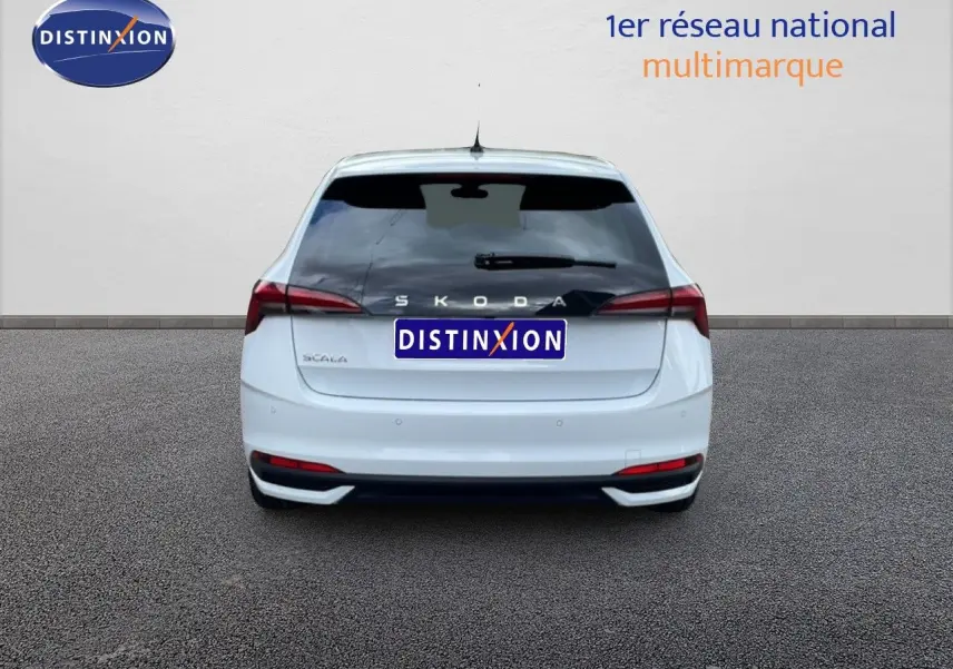 Vue arrière d'une Skoda Scala blanc glacier 2025 avec feux arrière étirés et vitrage arrière teinté.