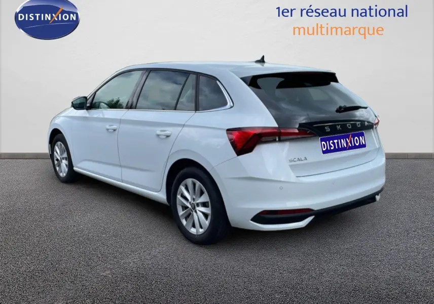Vue 3/4 arrière gauche d'une Skoda Scala blanc glacier avec vitres teintées et jantes alliage 16 pouces.
