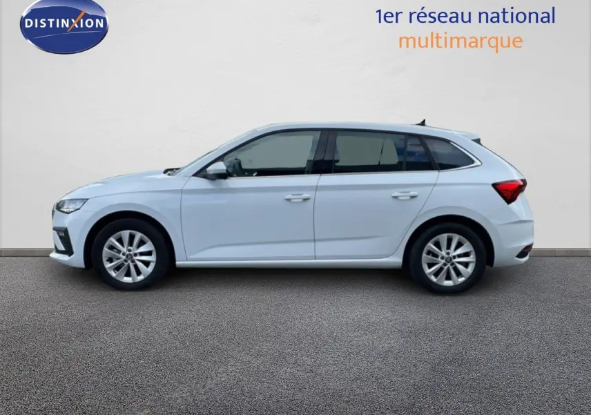 Vue de profil côté gauche d'une Skoda Scala blanc glacier 2025 avec jantes alliage et vitres teintées.