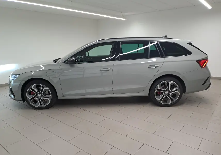 Vue de profil côté gauche d'une Skoda Octavia Combi gris perle avec jantes alliage 19'' ALTAIR anthracite polies en intérieur.