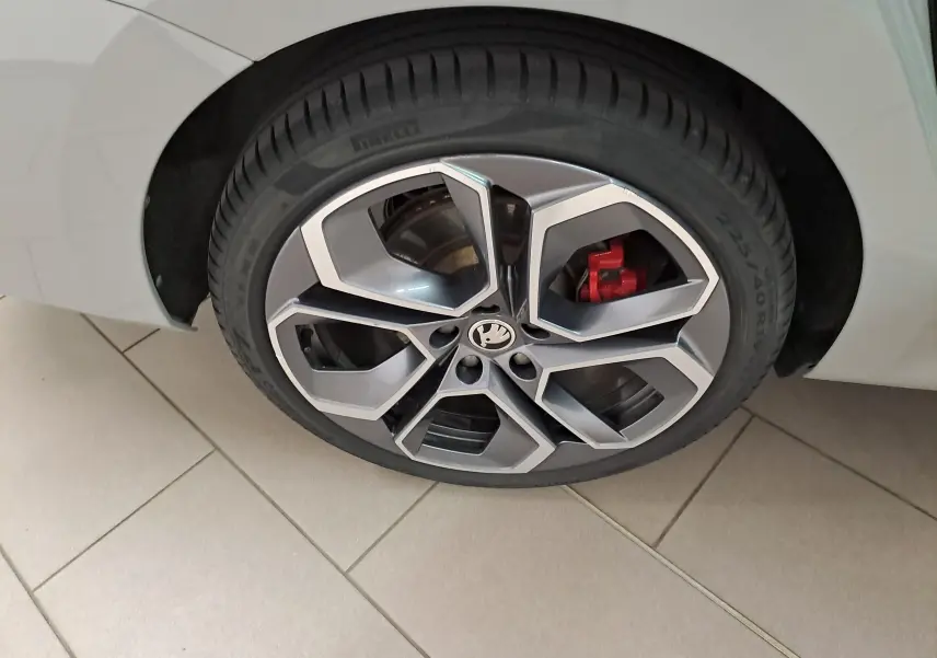 Gros plan sur la jante alliage 19'' ALTAIR anthracite polie de la Skoda Octavia Combi gris perle, avec étrier de frein rouge visible.
