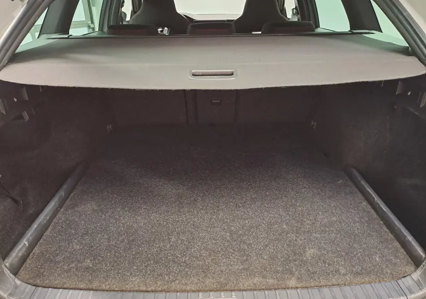 Vue du coffre ouvert d'une Skoda Octavia Combi 1.4 TSI PHEV 245ch gris perle avec couvre-coffre électrique.