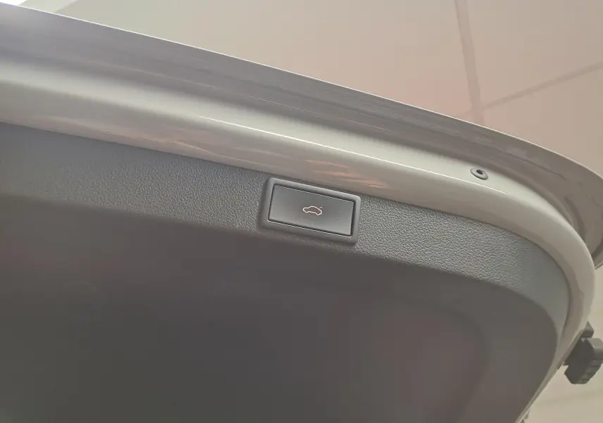 Bouton d'ouverture électrique du hayon sur le coffre gris perle d'une Skoda Octavia Combi 1.4 TSI PHEV 2021.