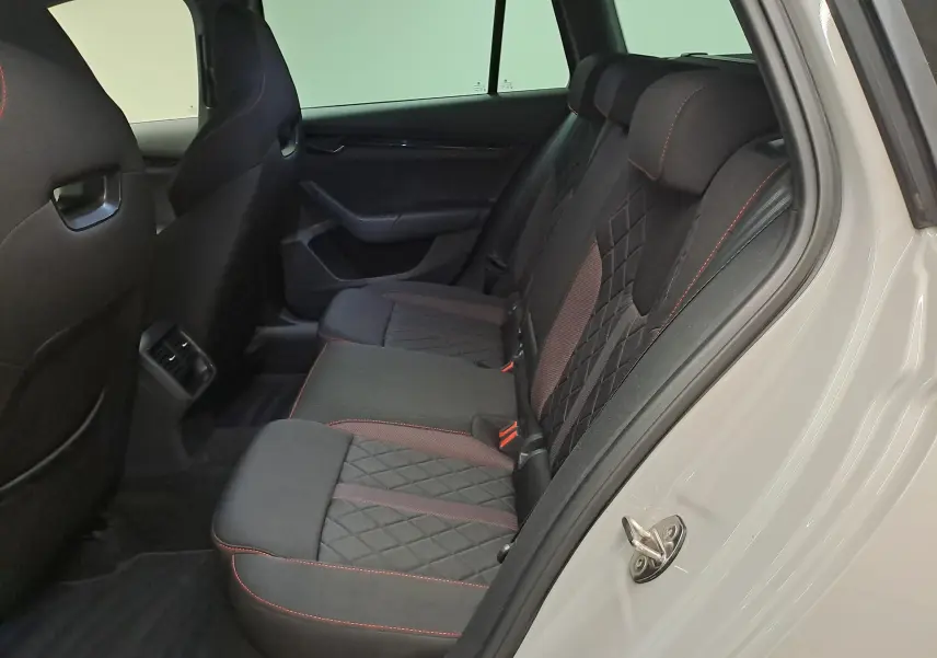 Vue intérieure côté droit des sièges arrière en tissu noir avec surpiqûres rouges d'une Skoda Octavia Combi gris perle 2021.