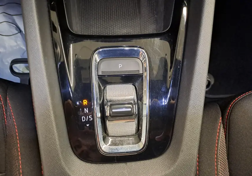 Vue rapprochée de la console centrale avec la commande de boîte automatique sur une Skoda Octavia Combi gris perle.