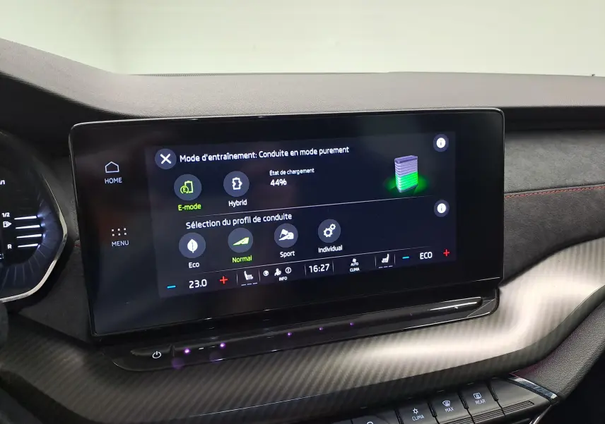 Écran tactile central de la Skoda Octavia Combi 1.4 TSI PHEV 245ch RS affichant les modes de conduite et l’état de charge batterie.