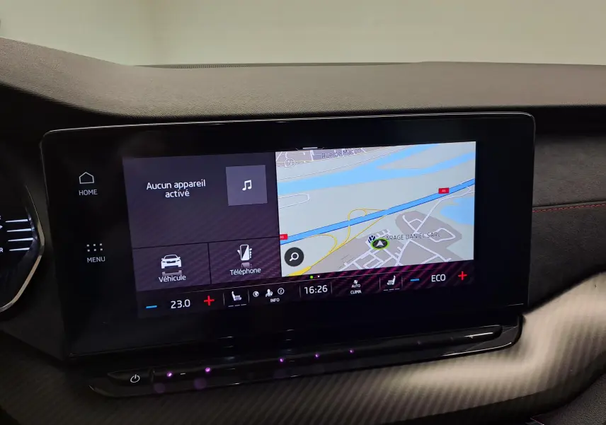 Écran tactile central affichant la navigation et les réglages climatiques dans une Skoda Octavia Combi gris perle de 2021.