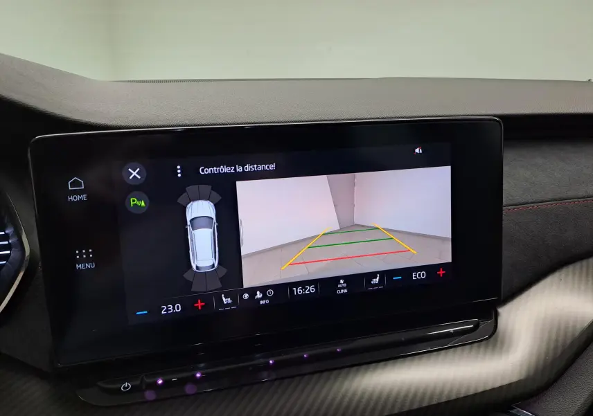 Écran tactile intérieur montrant la caméra de recul et l'affichage de stationnement de la Skoda Octavia Combi gris perle.