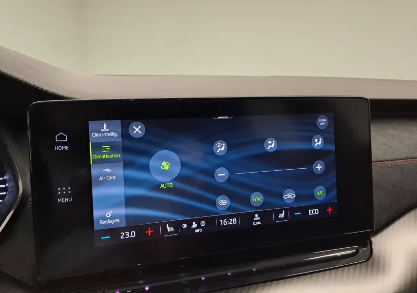 Écran tactile central de la Skoda Octavia Combi 1.4 TSI PHEV 245ch RS affichant les réglages de climatisation.