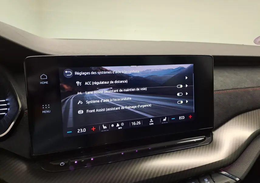 Écran central tactile du tableau de bord de la Skoda Octavia Combi 1.4 TSI PHEV 245ch avec réglages d’aide à la conduite.