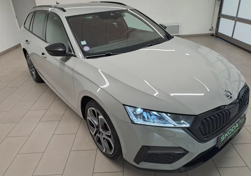 Vue 3/4 avant gauche d'une Skoda Octavia Combi gris perle avec jantes alliage 19'' anthracite polies et phares allumés.