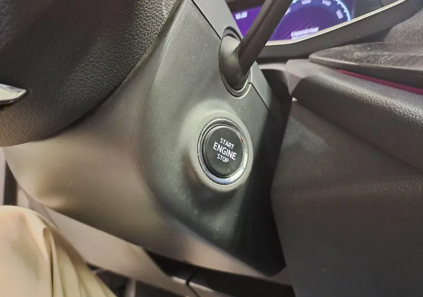 Gros plan sur le bouton Start Engine Stop dans l’habitacle noir de la Skoda Octavia Combi 1.4 TSI PHEV 2021.