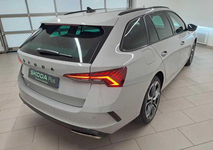 Vue 3/4 arrière droite d'une Skoda Octavia Combi 1.4 TSI PHEV gris perle avec jantes alliage 19'' ALTAIR anthracite polies.