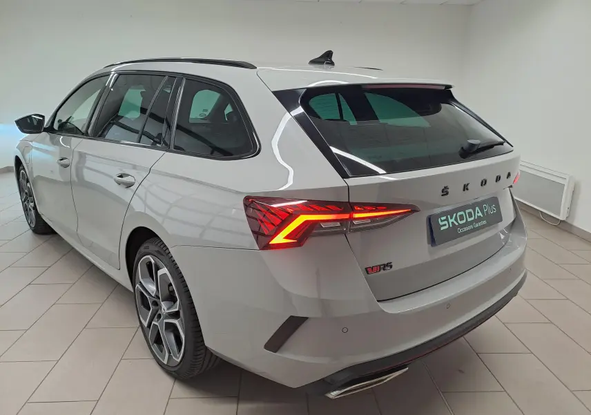 Vue 3/4 arrière droite d'une Skoda Octavia Combi 1.4 TSI PHEV RS gris perle avec jantes 19'' anthracite polies.